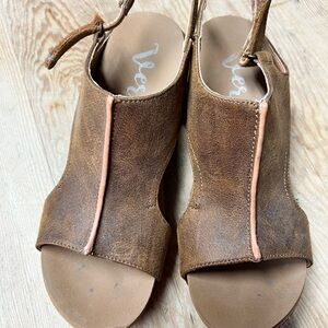 Very G Tan Leather Women's Sandals